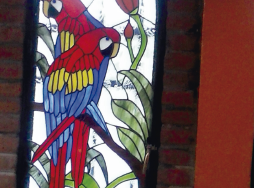 vitral de guacamayas